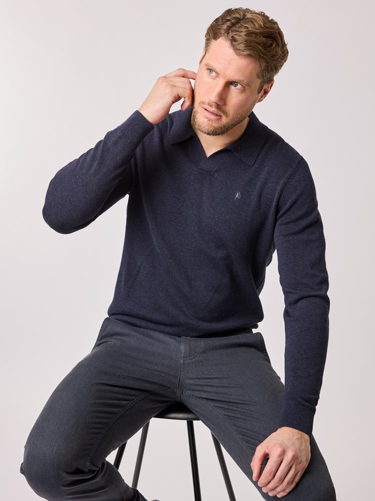 Dammers polo strikkegenser 7512016_R15-MRCAPUCHIN-A25-Modell-Front_chn=vic_8913_Dammers polo strikkegenser R15.jpg_Front||Front