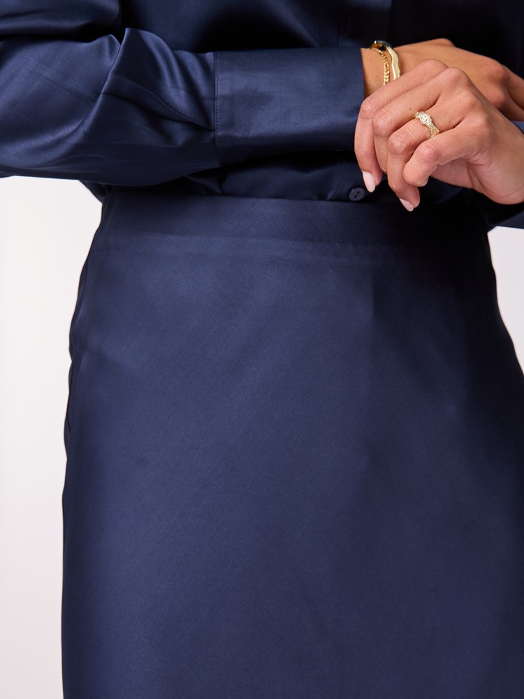 Gina skjørt 7512239_EM6-BLU-A25-Modell-Front_chn=vic_9396.jpg_Front||Front