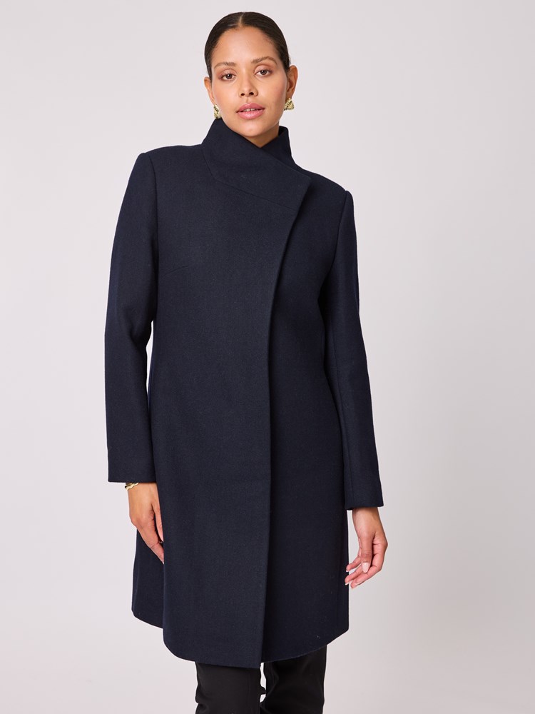 Sandra kåpe 7512263_EM6-BLU-A25-Modell-Front_chn=vic_7866_Sandra kåpe EM6.jpg_Front||Front