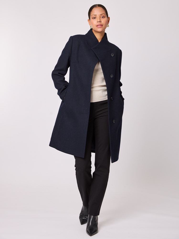 Sandra kåpe 7512263_EM6-BLU-A25-Modell-Front_chn=vic_8727_Sandra kåpe EM6.jpg_Front||Front