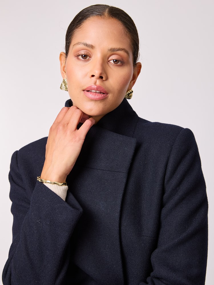 Sandra kåpe 7512263_EM6-BLU-A25-Modell-Front_chn=vic_9186_Sandra kåpe EM6.jpg_Front||Front