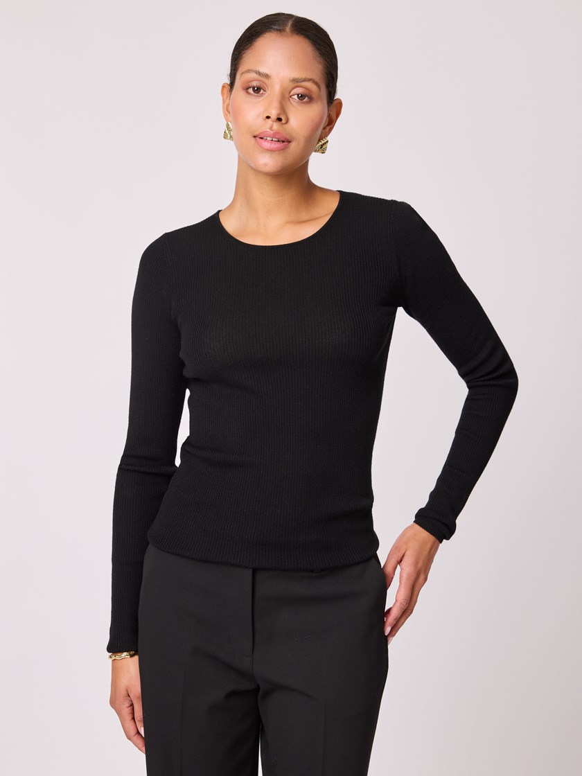 7512454 ID2 7512454_ID2-BLU-A25-Modell-Front_chn=vic_6749_Micah rib rundhals ID2.jpg_Front||Front