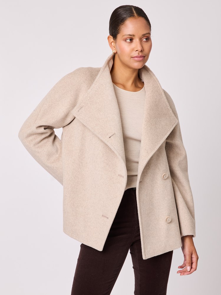 Aggie jakke 7512467_AMA-BLU-A25-Modell-Front_chn=vic_6979_Aggie jakke AMA.jpg_Front||Front