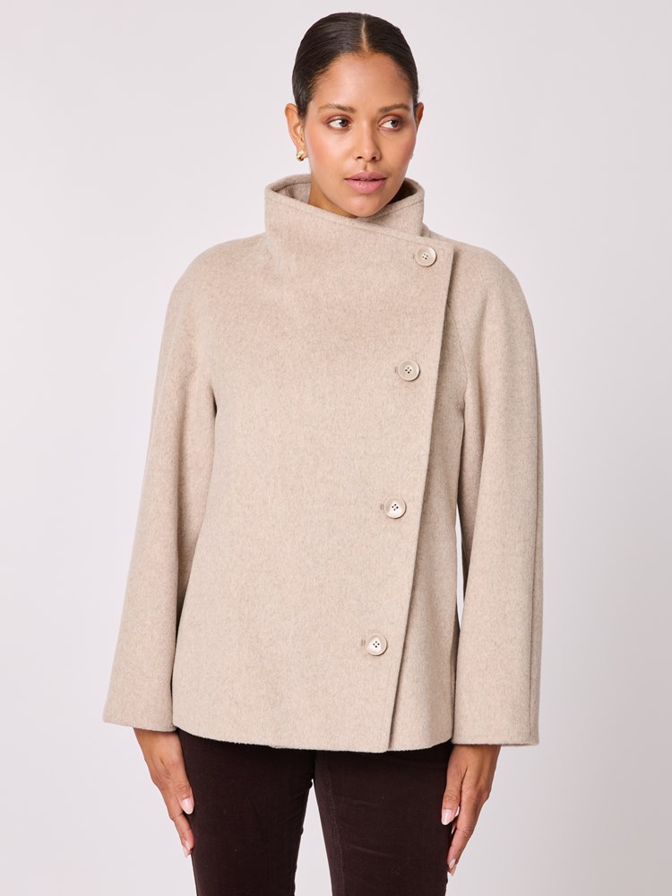 Aggie jakke 7512467_AMA-BLU-A25-Modell-Front_chn=vic_7287_Aggie jakke AMA.jpg_Front||Front