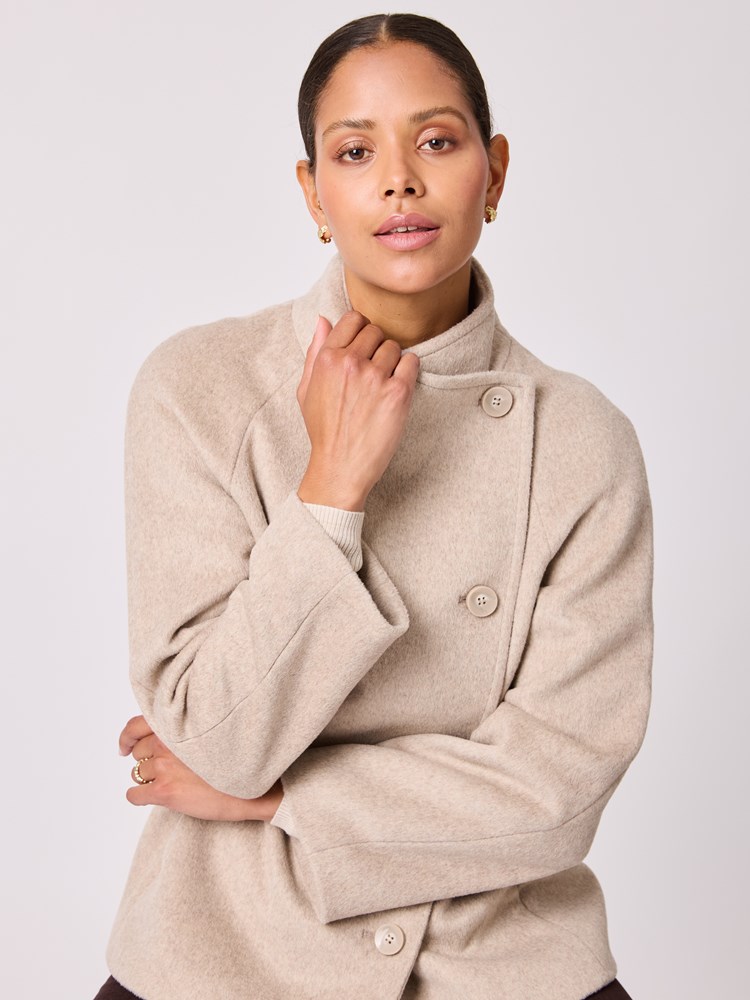 Aggie jakke 7512467_AMA-BLU-A25-Modell-Front_chn=vic_9993_Aggie jakke AMA.jpg_Front||Front