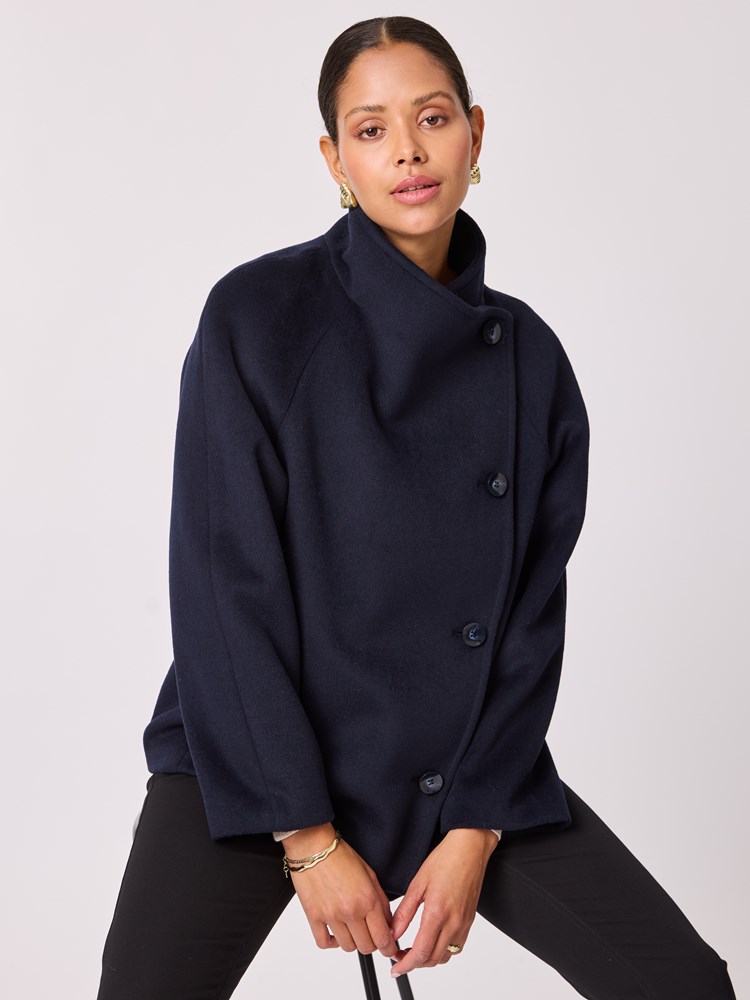Aggie jakke 7512467_EM6-BLU-A25-Modell-Front_chn=vic_426.jpg_Front||Front