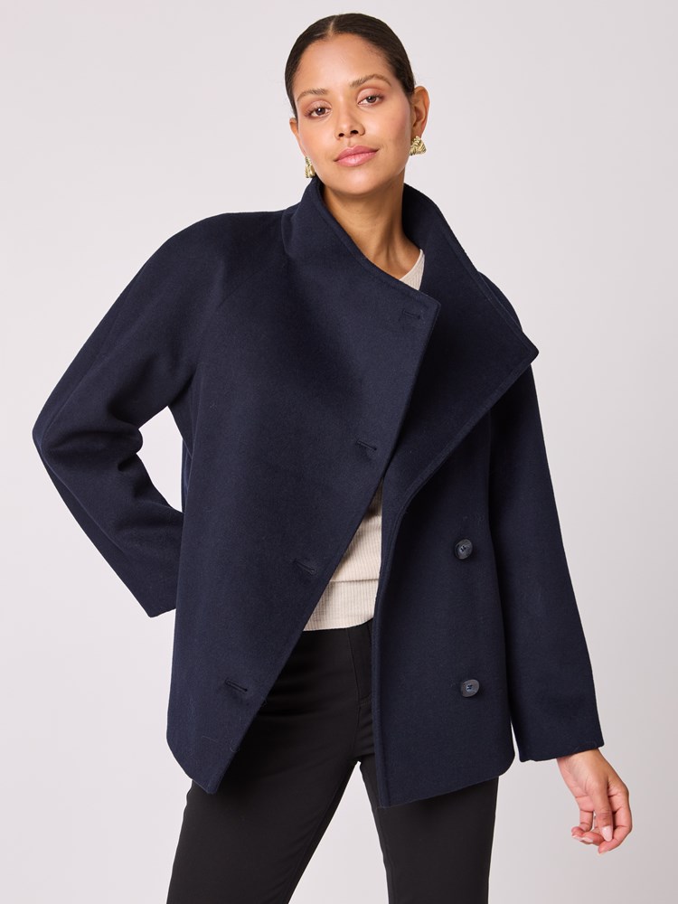 Aggie jakke 7512467_EM6-BLU-A25-Modell-Front_chn=vic_5112.jpg_Front||Front