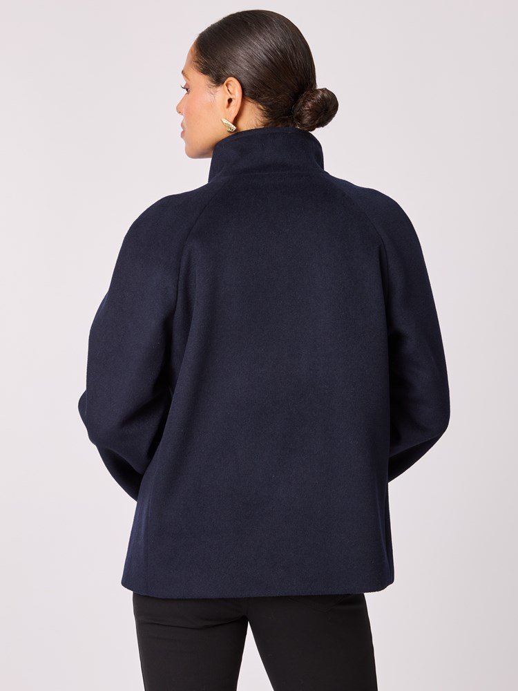 Aggie jakke 7512467_EM6-BLU-A25-Modell-Front_chn=vic_5638.jpg_Front||Front