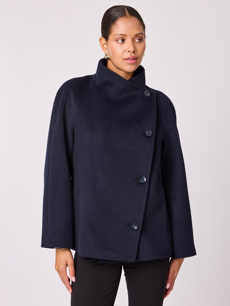 Aggie jakke 7512467_EM6-BLU-A25-Modell-Front_chn=vic_5681.jpg_Front||Front