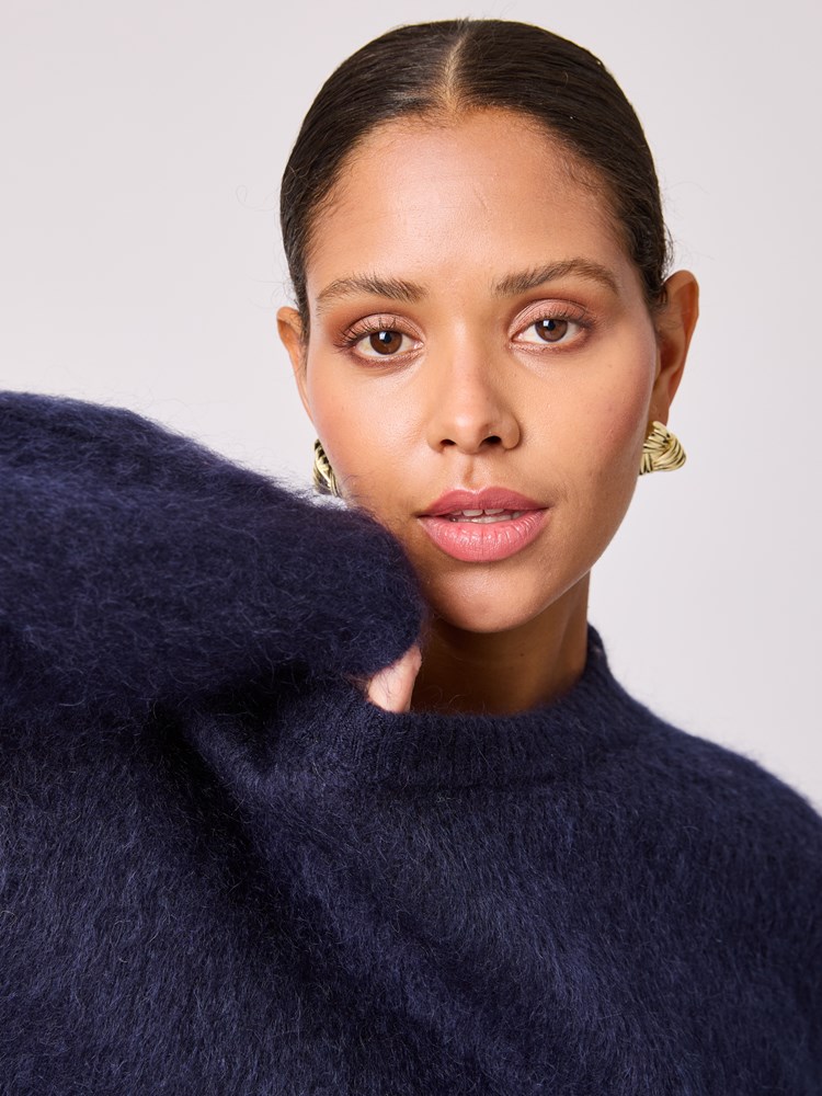 Susanne genser 7512577_EM1-BLU-A25-Modell-Front_chn=vic_1317_Susanne genser EM1.jpg_Front||Front