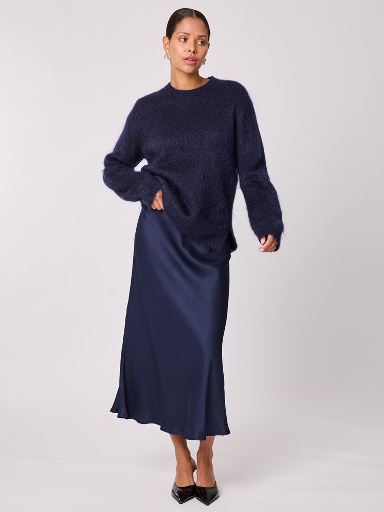 Susanne genser 7512577_EM1-BLU-A25-Modell-Front_chn=vic_2321_Susanne genser EM1.jpg_Front||Front