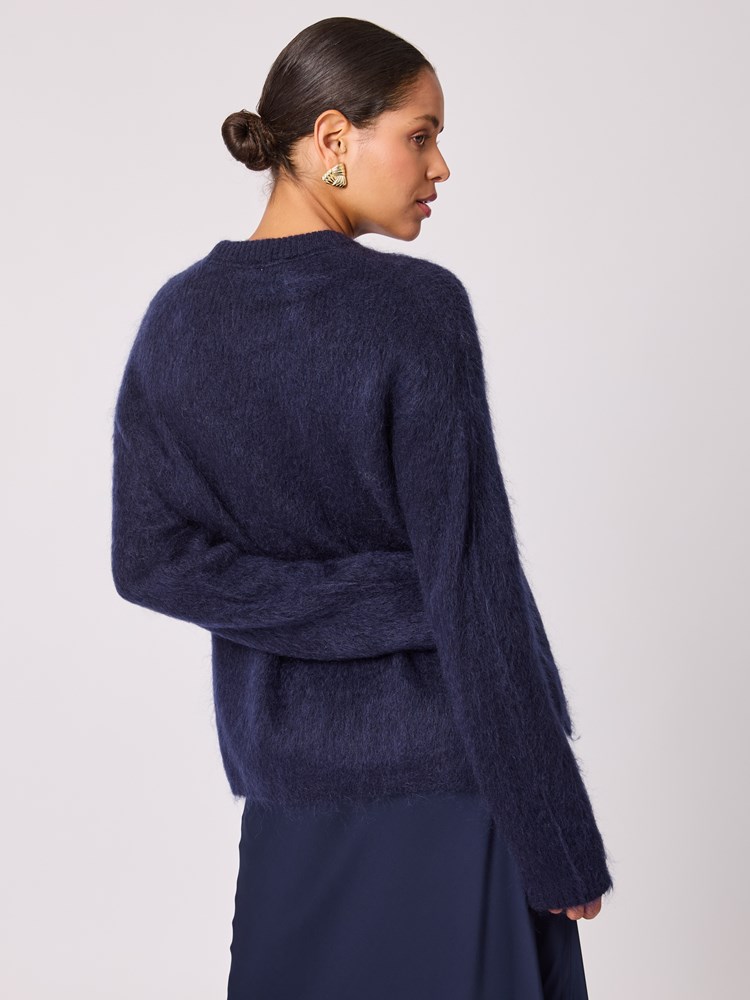 Susanne genser 7512577_EM1-BLU-A25-Modell-Front_chn=vic_2435_Susanne genser EM1.jpg_Front||Front