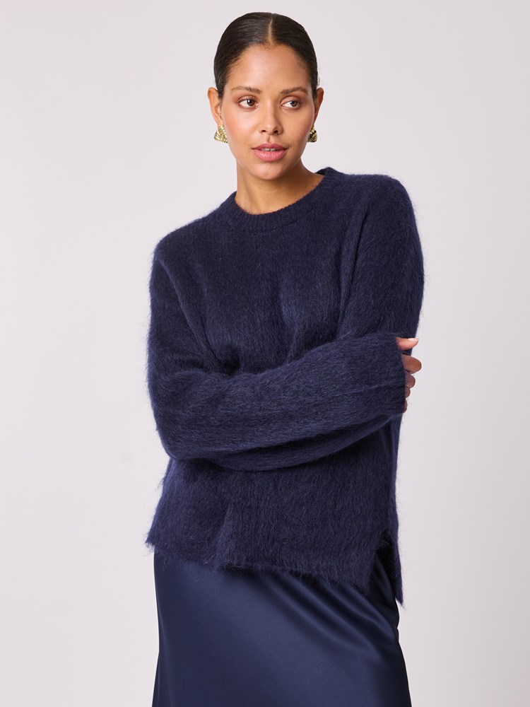 Susanne genser 7512577_EM1-BLU-A25-Modell-Front_chn=vic_9119.jpg_Front||Front