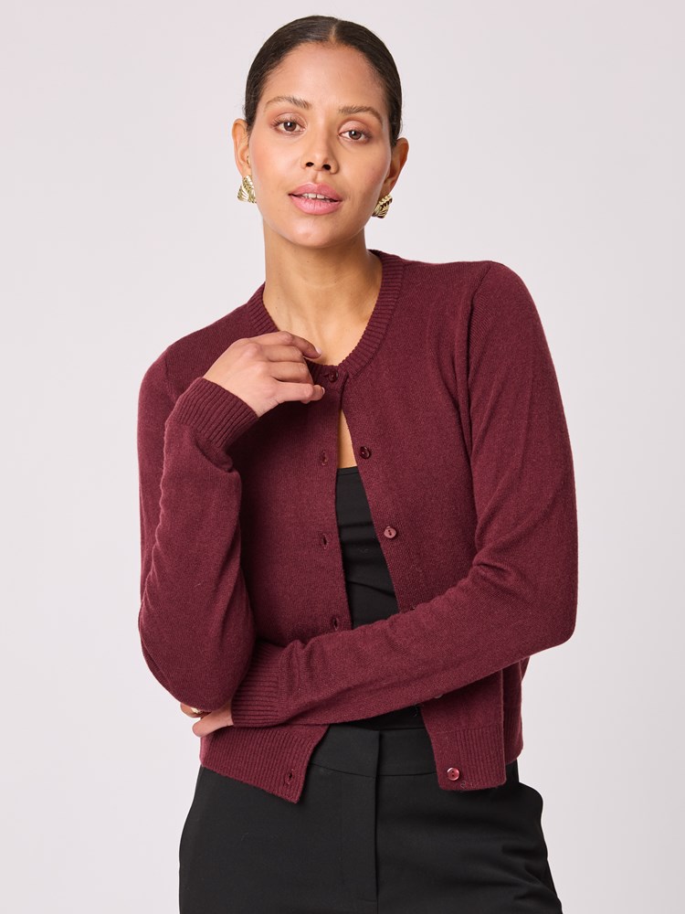 Sofia merinocardigan 7512671_AJX-BLU-A25-Modell-Front_chn=vic_7698_Sofia merinocardigan AJX.jpg_Front||Front