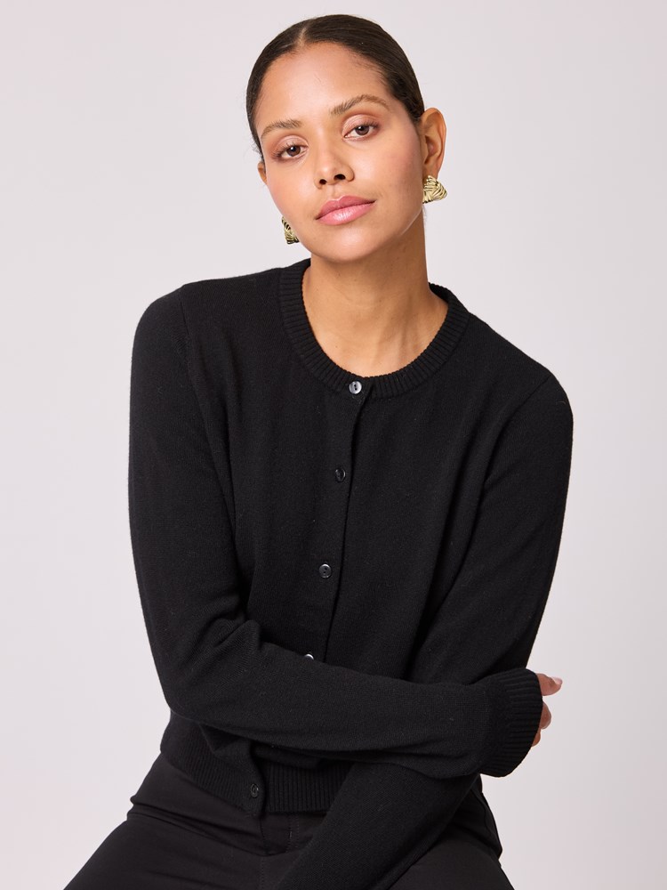 Sofia merinocardigan 7512671_ID2-BLU-A25-Modell-Front_chn=vic_3176_Sofia merinocardigan ID2.jpg_Front||Front