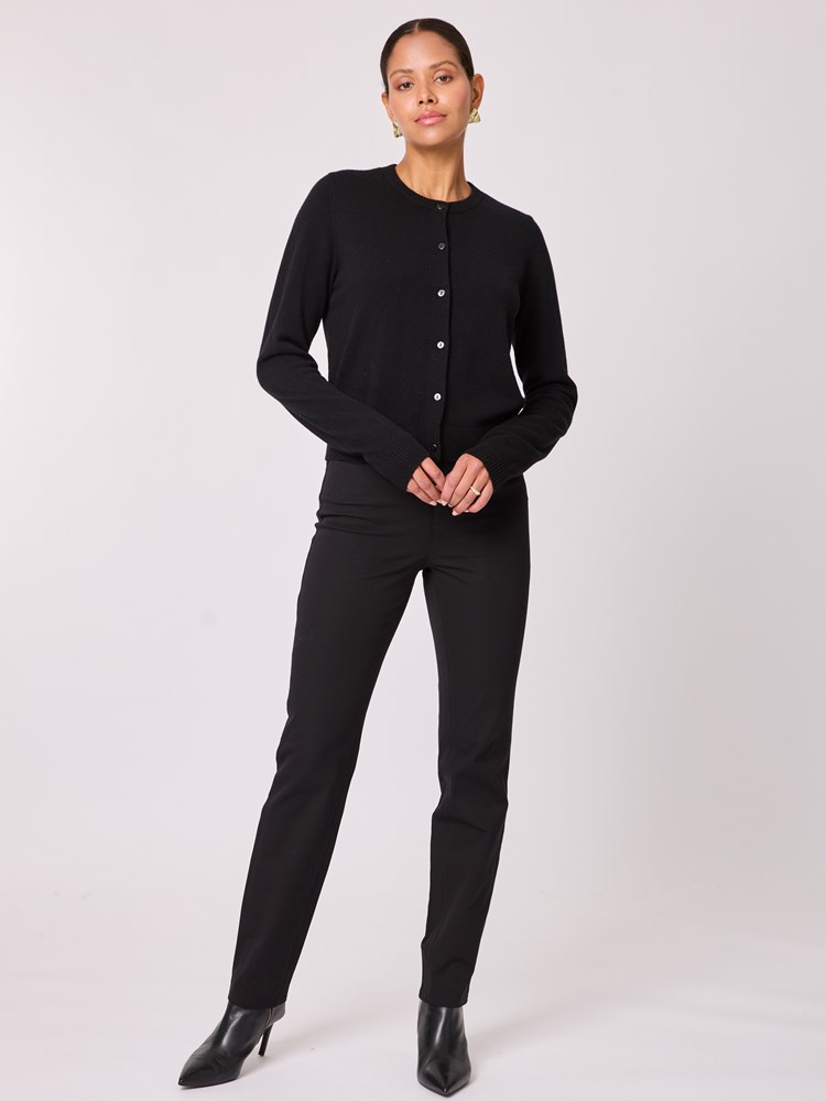 Sofia merinocardigan 7512671_ID2-BLU-A25-Modell-Front_chn=vic_3565_Sofia merinocardigan ID2.jpg_Front||Front