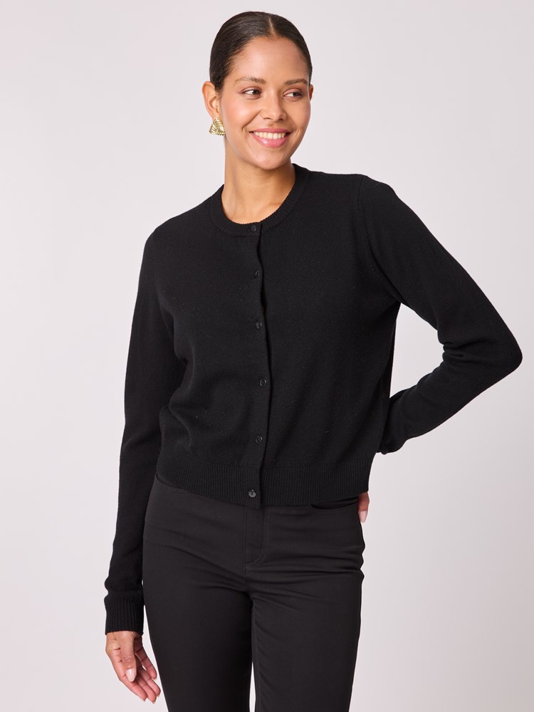 Sofia merinocardigan 7512671_ID2-BLU-A25-Modell-Front_chn=vic_6201_Sofia merinocardigan ID2.jpg_Front||Front