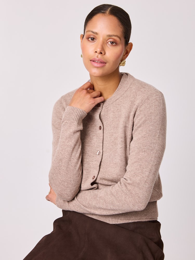 Sofia merinocardigan 7512671_S88-BLU-A25-Modell-Front_chn=vic_1371_Sofia merinocardigan S88.jpg_Front||Front