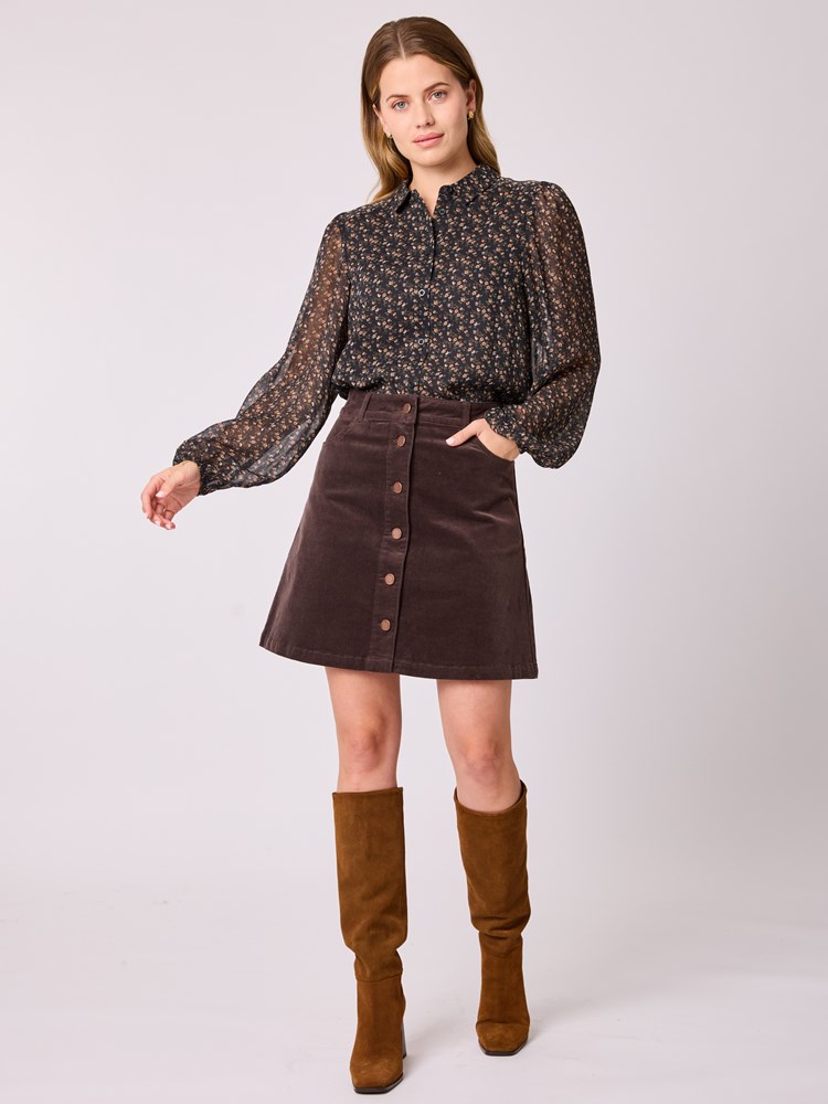 Wilma cordskjørt 7512721_AIE-MELL-A25-Modell-Front_chn=vic_5470_Wilma cordskjørt AIE.jpg_Front||Front