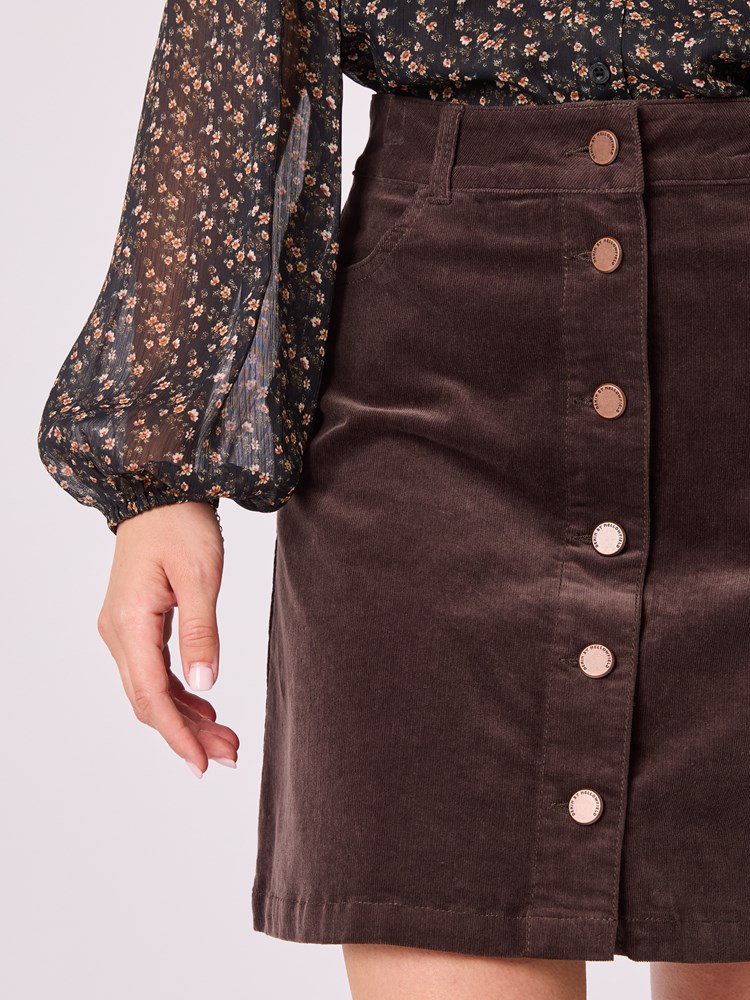 Wilma cordskjørt 7512721_AIE-MELL-A25-Modell-Front_chn=vic_8698_Wilma cordskjørt AIE.jpg_Front||Front