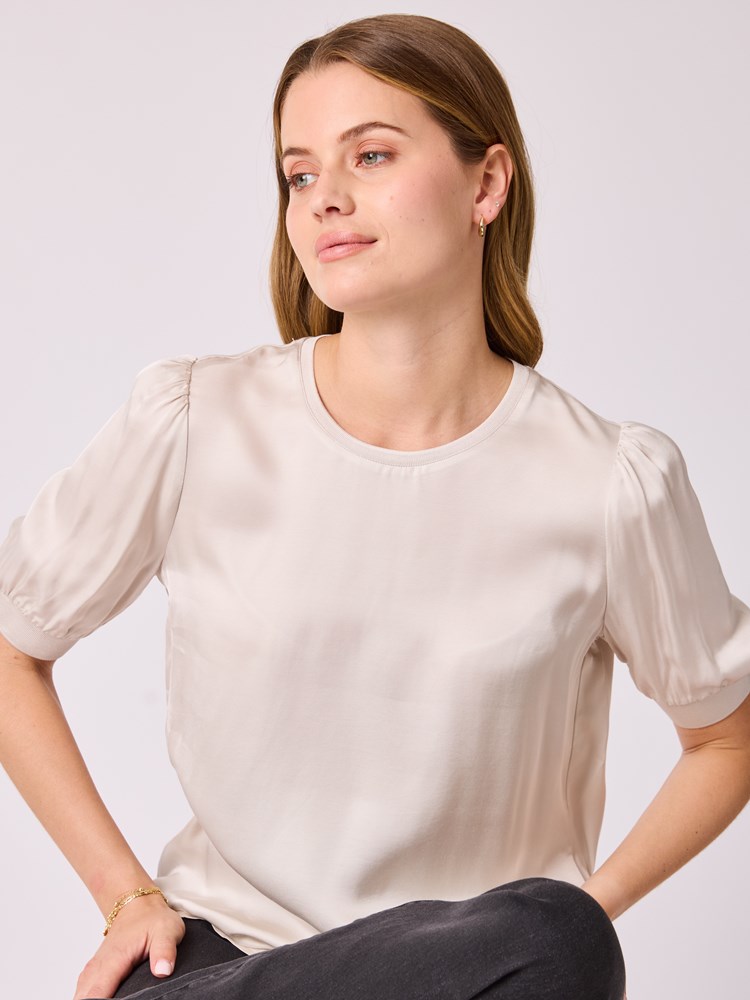 Kimmy topp 7512723_I2Z-MELL-A25-Modell-Front_chn=vic_3488_Kimmy topp I2Z_Kimmy topp I2Z 7512723.jpg_Front||Front