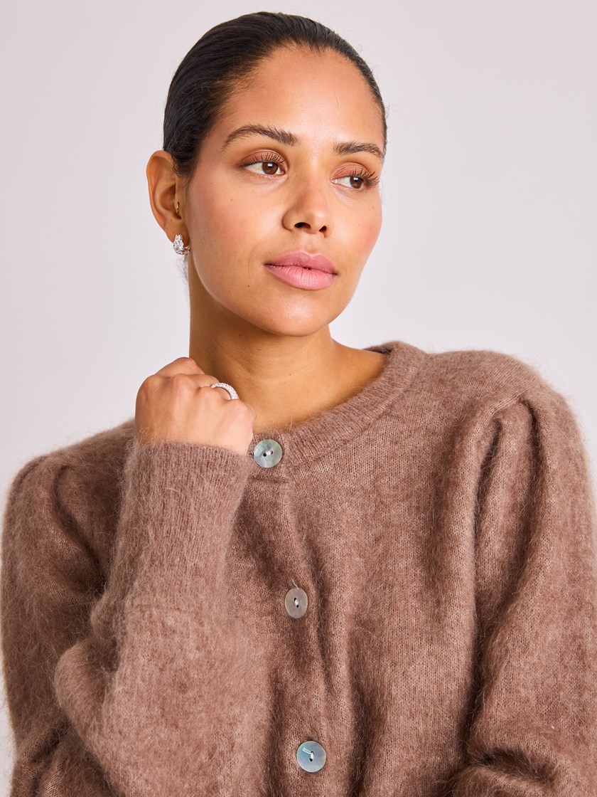 7512737 AP2 7512737_AP2-BLU-S26-Modell-Front_chn=vic_4713_Violet cardigan AP2.jpg_Front||Front