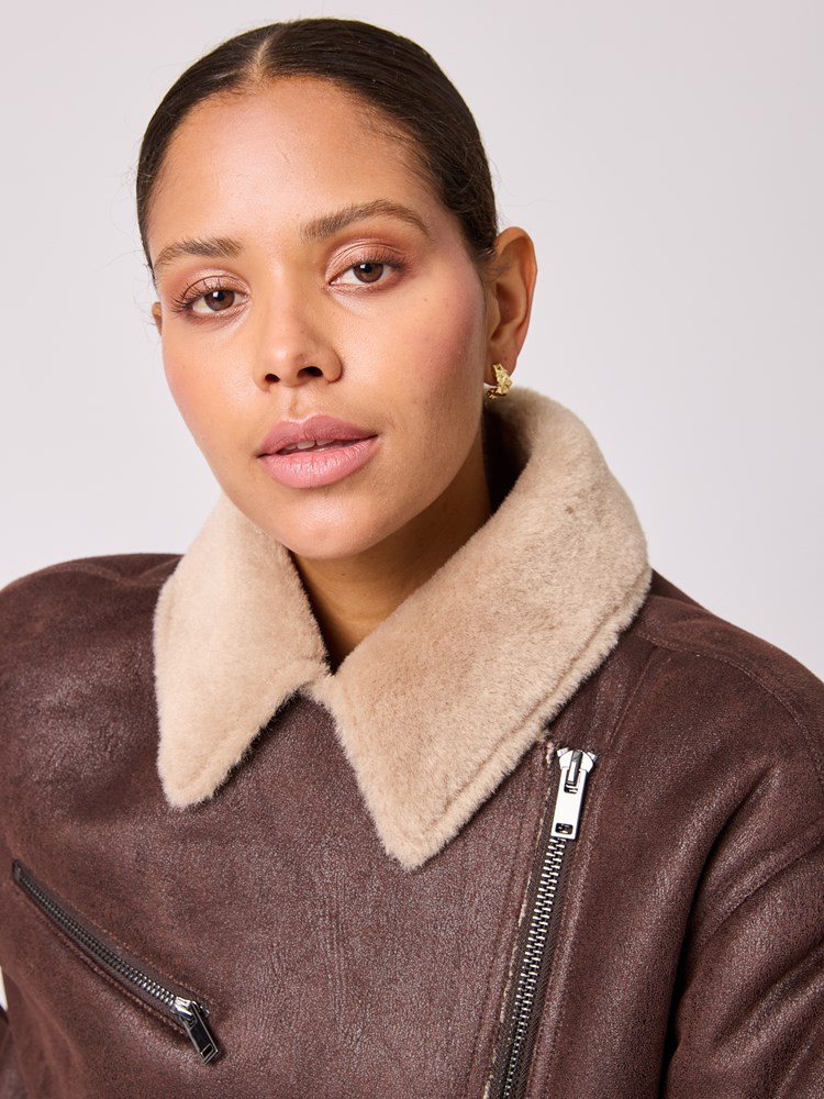 Therese jakke 7512751_APL-BLU-A25-Modell-Front_chn=vic_6807_Therese jakke APL.jpg_Front||Front