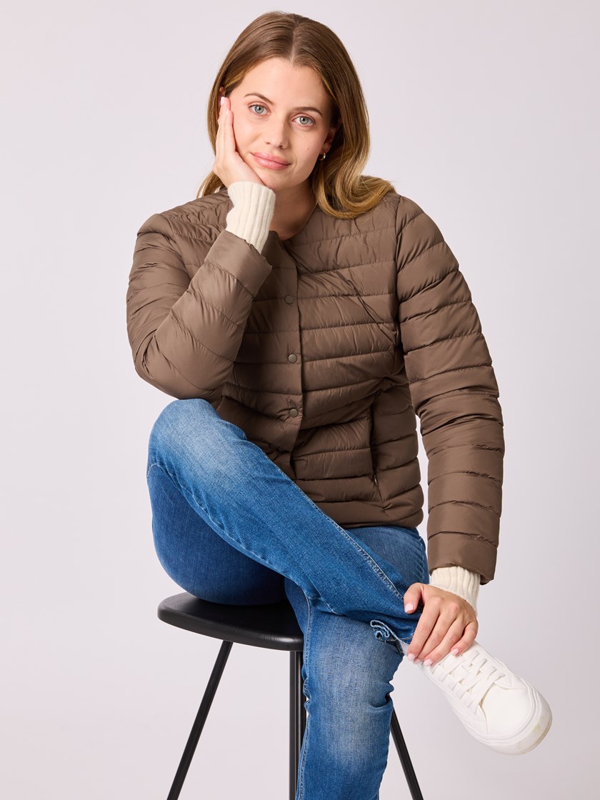 7512753 AIE 7512753_AIE-MELL-A25-Modell-Front_chn=vic_1864_Julia dunjakke AIE.jpg_Front||Front