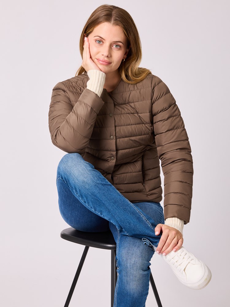 Julia dunjakke 7512753_AIE-MELL-A25-Modell-Front_chn=vic_1864_Julia dunjakke AIE_Julia dunjakke AIE 7512753.jpg_Front||Front