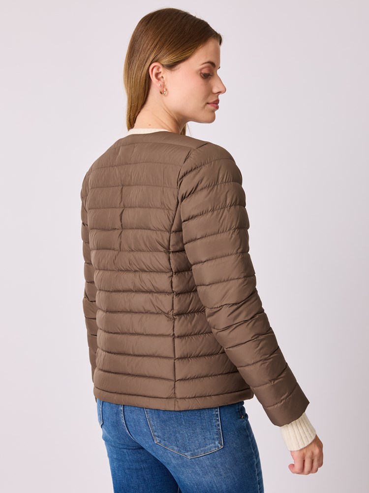 Julia dunjakke 7512753_AIE-MELL-A25-Modell-Front_chn=vic_203_Julia dunjakke AIE_Julia dunjakke AIE 7512753.jpg_Front||Front