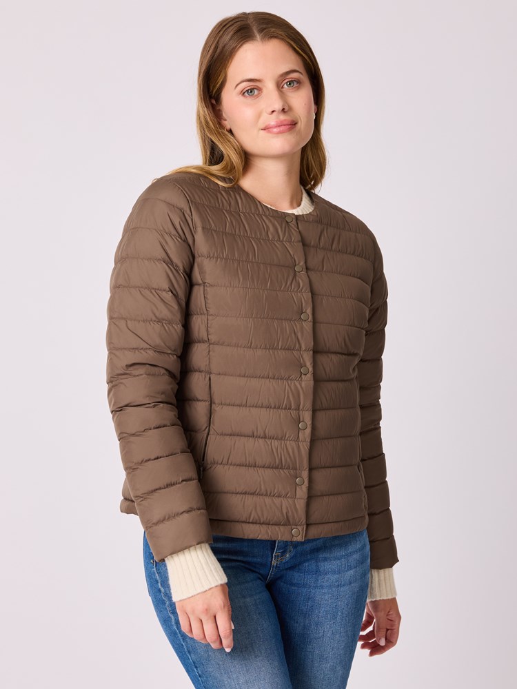 Julia dunjakke 7512753_AIE-MELL-A25-Modell-Front_chn=vic_4095_Julia dunjakke AIE_Julia dunjakke AIE 7512753.jpg_Front||Front