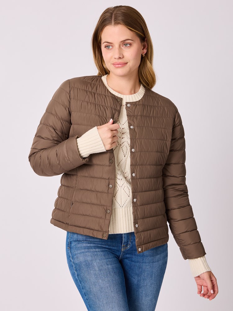 Julia dunjakke 7512753_AIE-MELL-A25-Modell-Front_chn=vic_6482_Julia dunjakke AIE_Julia dunjakke AIE 7512753.jpg_Front||Front