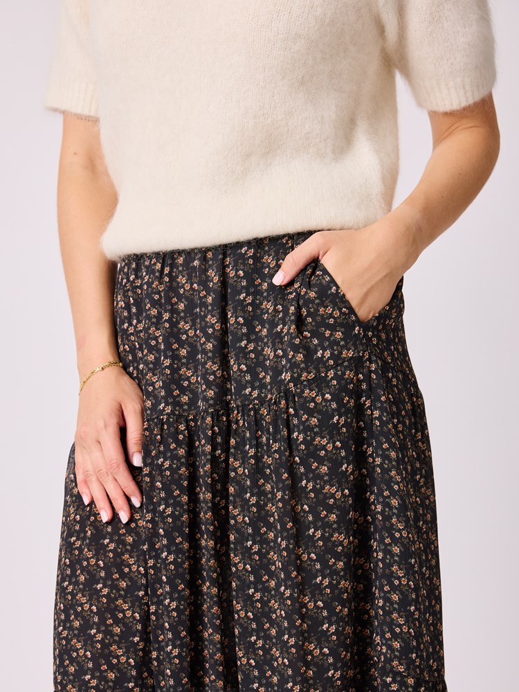 Celine maxi skjørt 7512758_ID2-MELL-A25-Modell-Front_chn=vic_1966_Celine maxi skjørt ID2_Celine maxi skjørt ID2 7512758.jpg_Front||Front