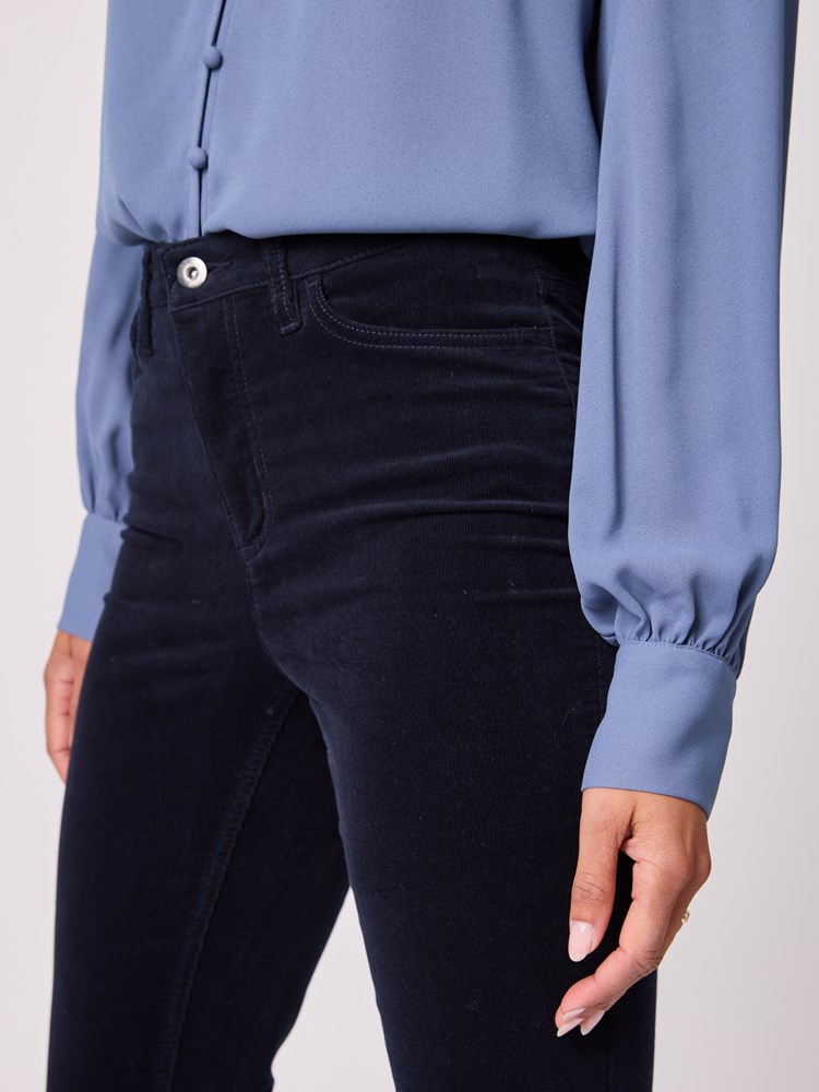 Kannika cordbukse 7512817_EM6-BLU-A25-Modell-Front_chn=vic_2393.jpg_Front||Front