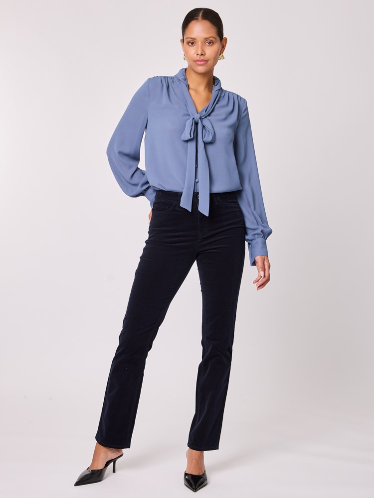 Kannika cordbukse 7512817_EM6-BLU-A25-Modell-Front_chn=vic_6821_Kannika cordbukse EM6.jpg_Front||Front