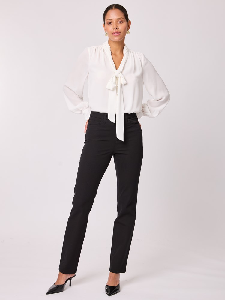 Kannika bukse 7512821_ID2-BLU-A25-Modell-Front_chn=vic_8530.jpg_Front||Front