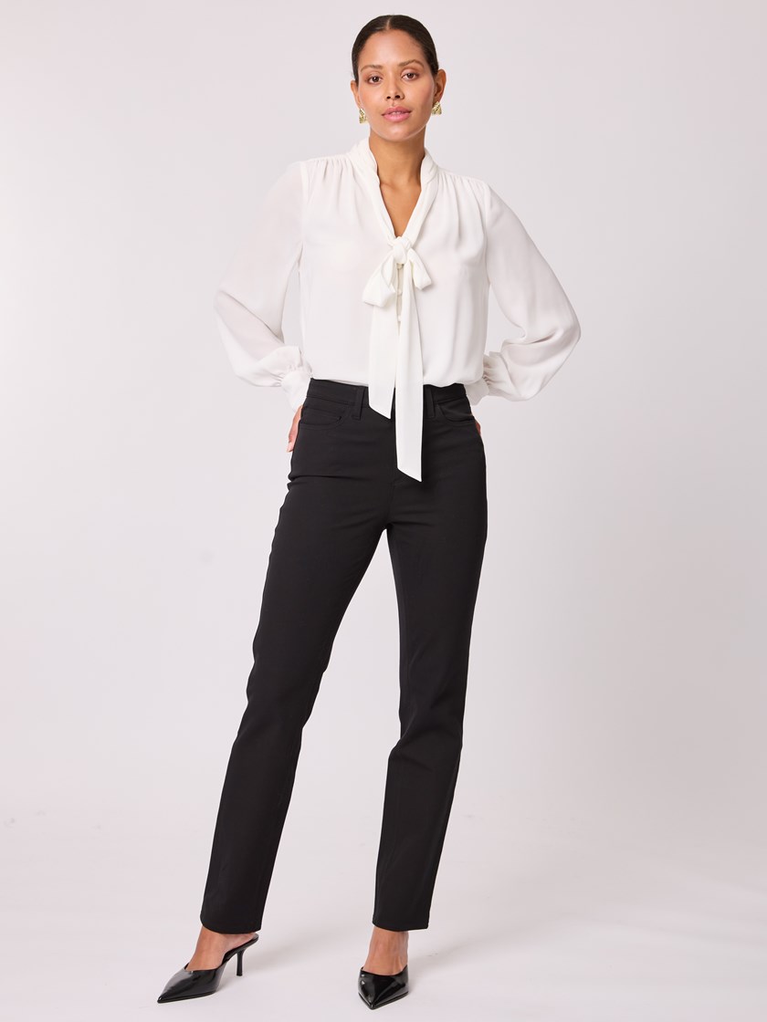 7512821 ID2 7512821_ID2-BLU-A25-Modell-Front_chn=vic_8530_Kannika bukse ID2.jpg_Front||Front