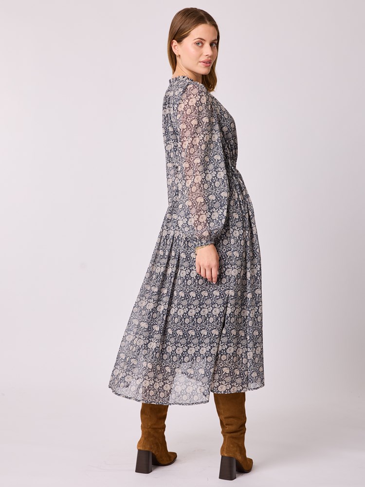 Josephine kjole 7512831_EM6-MELL-A25-Modell-Front_chn=vic_6321_Josephine kjole EM6.jpg_Front||Front