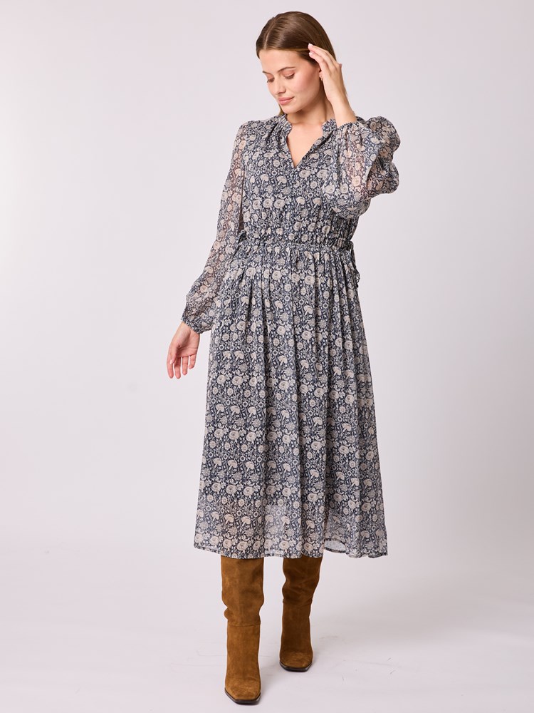 Josephine kjole 7512831_EM6-MELL-A25-Modell-Front_chn=vic_8160_Josephine kjole EM6.jpg_Front||Front