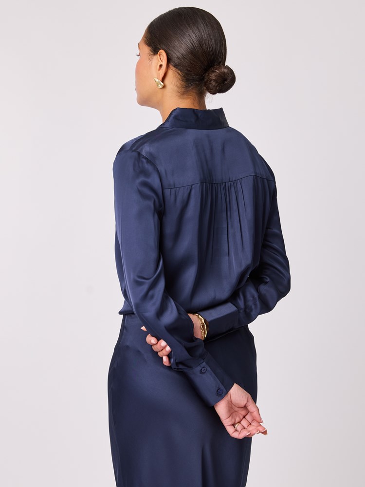 Gina skjorte 7512834_EM6-BLU-A25-Modell-Front_chn=vic_7226_Gina skjorte EM6.jpg_Front||Front