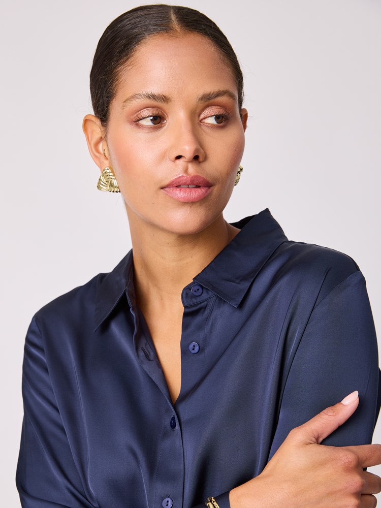 Gina skjorte 7512834_EM6-BLU-A25-Modell-Front_chn=vic_9496_Gina skjorte EM6.jpg_Front||Front