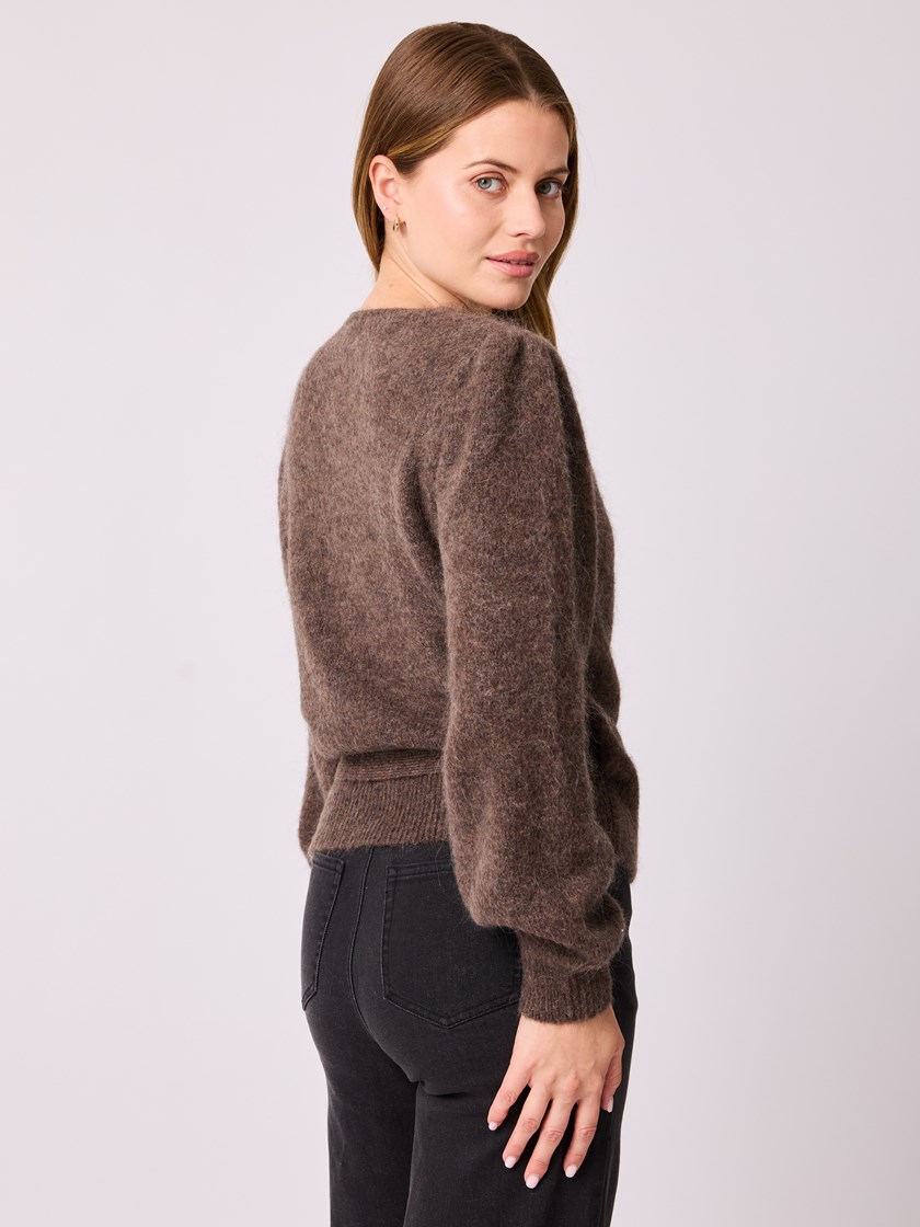 7512855 AIE 7512855_AIE-MELL-A25-Modell-Front_chn=vic_2015_Celine omslagsjakke AIE.jpg_Front||Front