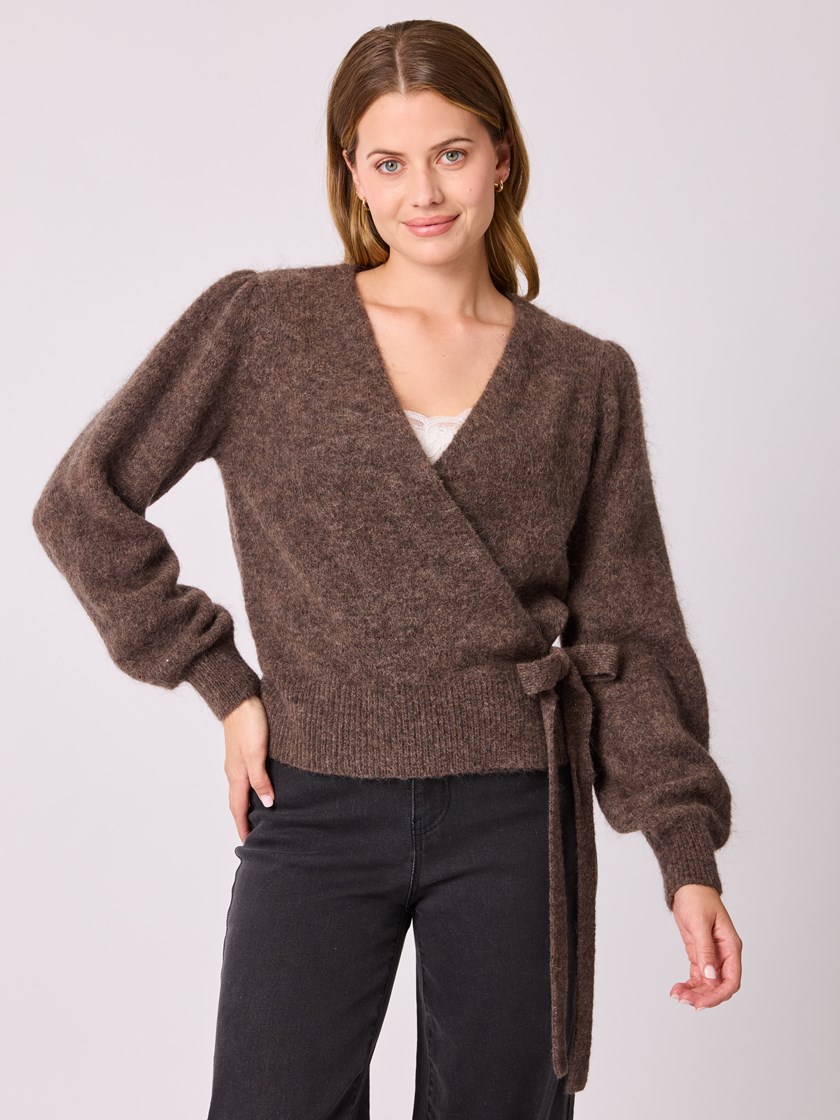 7512855 AIE 7512855_AIE-MELL-A25-Modell-Front_chn=vic_2794_Celine omslagsjakke AIE.jpg_Front||Front