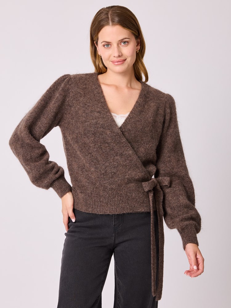 Celine omslagsjakke 7512855_AIE-MELL-A25-Modell-Front_chn=vic_2794_Celine omslagsjakke AIE_Celine omslagsjakke AIE 7512855.jpg_Front||Front