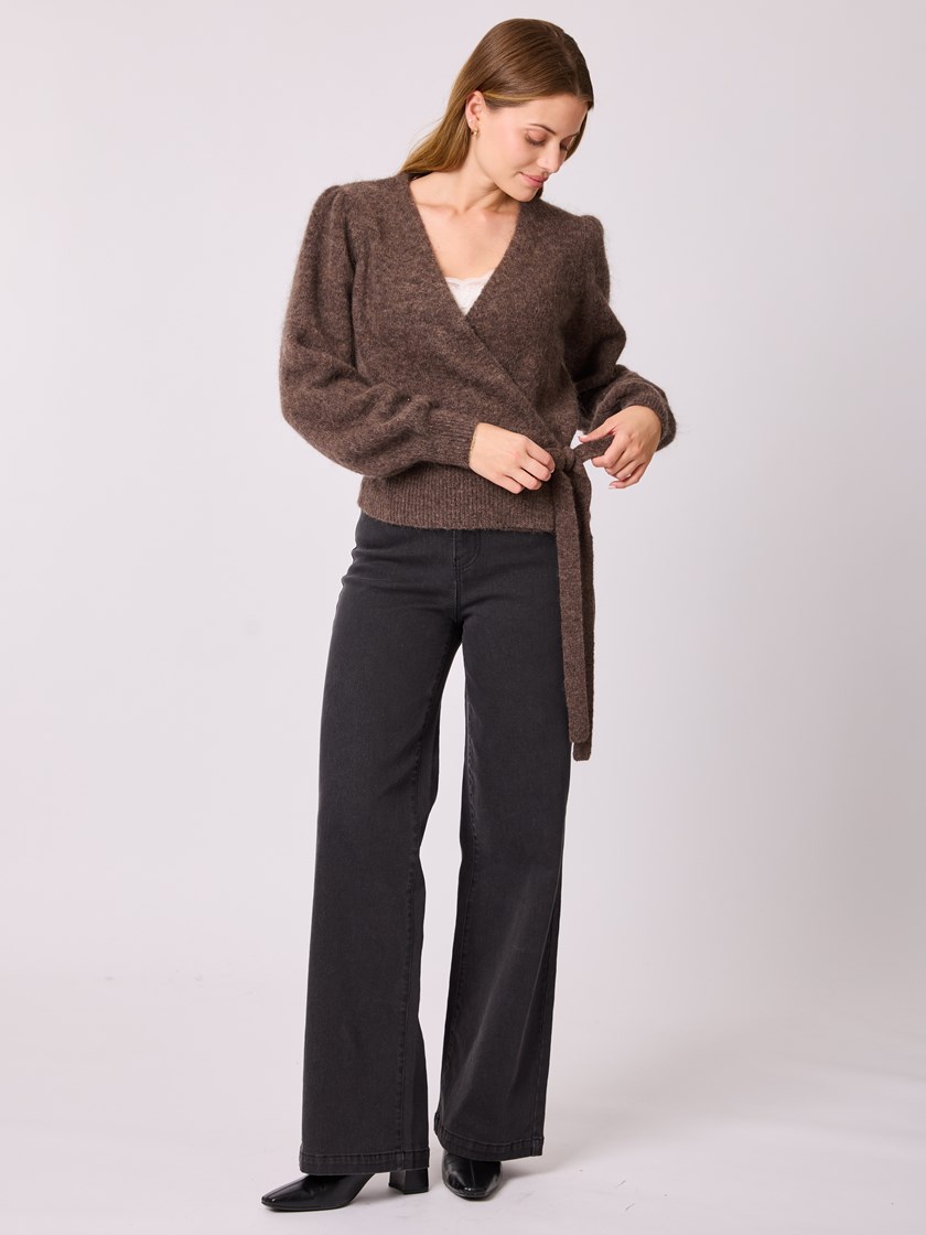 7512855 AIE 7512855_AIE-MELL-A25-Modell-Front_chn=vic_441_Celine omslagsjakke AIE.jpg_Front||Front