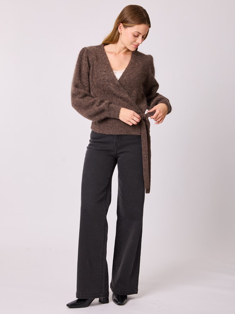 Celine omslagsjakke 7512855_AIE-MELL-A25-Modell-Front_chn=vic_441_Celine omslagsjakke AIE_Celine omslagsjakke AIE 7512855.jpg_Front||Front