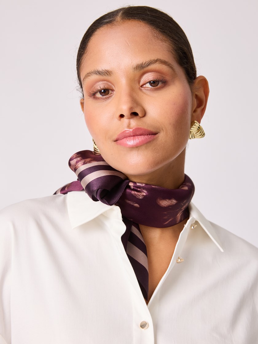 7512887 AJX 7512887_AJX-BLU-A25-Modell-Front_chn=vic_5648_Belice silkeskjerf AJX_Belice silkeskjerf AJX 7512887.jpg_Front||Front