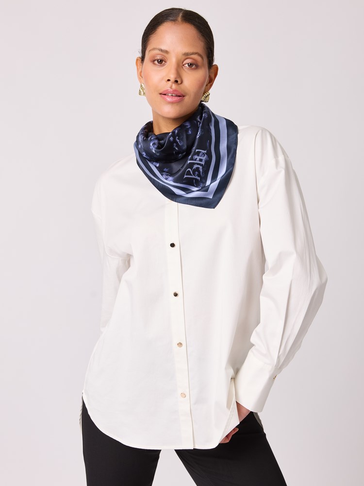 Belice silkeskjerf 7512887_EM6-BLU-A25-Modell-Front_chn=vic_4146_Belice silkeskjerf EM6.jpg_Front||Front