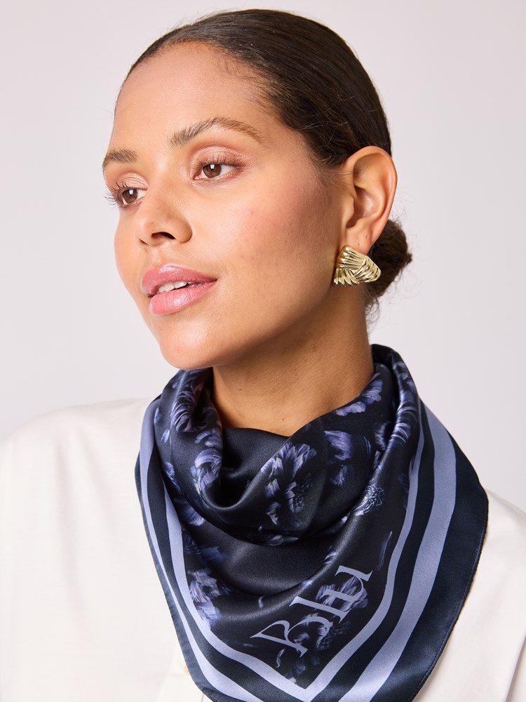 Belice silkeskjerf 7512887_EM6-BLU-A25-Modell-Front_chn=vic_5020_Belice silkeskjerf EM6.jpg_Front||Front