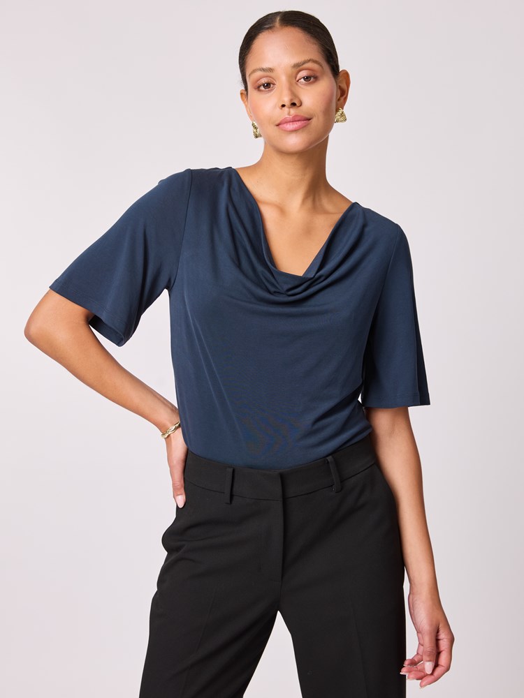 Blake kortermet topp 7512915_EM1-BLU-A25-Modell-Front_chn=vic_3337.jpg_Front||Front
